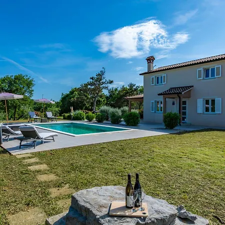 Сasa de vacaciones Laura, A Charming And Private Near The Sea Krapan