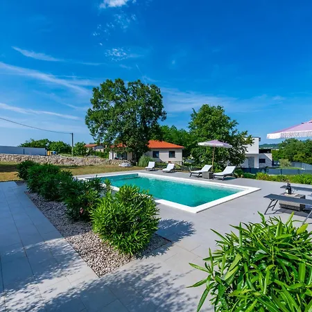 Laura, A Charming And Private Near The Sea