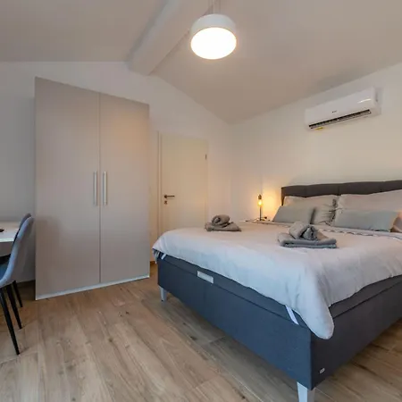 Laura, A Charming And Private Near The Sea Krapan