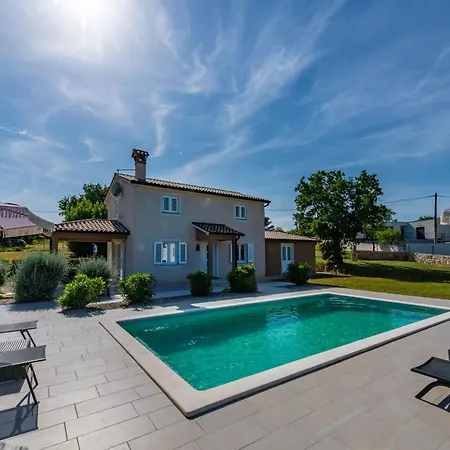 Сasa de vacaciones Laura, A Charming And Private Near The Sea