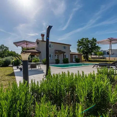 Сasa de vacaciones Laura, A Charming And Private Near The Sea